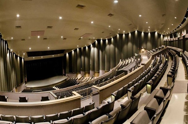 Bố trí hội trường bằng những hàng ghế dãy