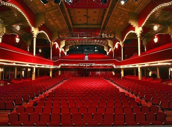 Bố trí hội trường với ghế thông minh