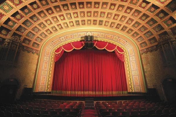 Trang trí phông rèm đẹp cho hội trường