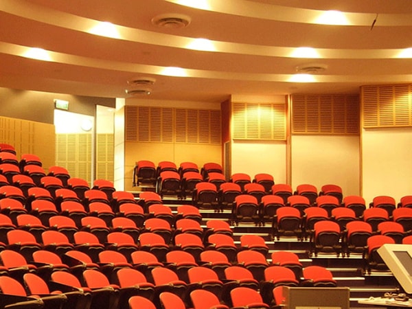 Đối với tường hậu hội trường Cách bố trí khoa học vật liệu tiêu âm cho hội trường