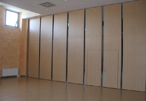 Vách ngăn hội trường nên dùng loại nào?