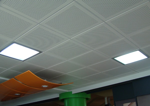 Tìm hiểu về chi phí lắp trần nhôm cho hội trường
