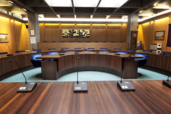 Bàn hội trường gỗ Veneer sồi có tốt?