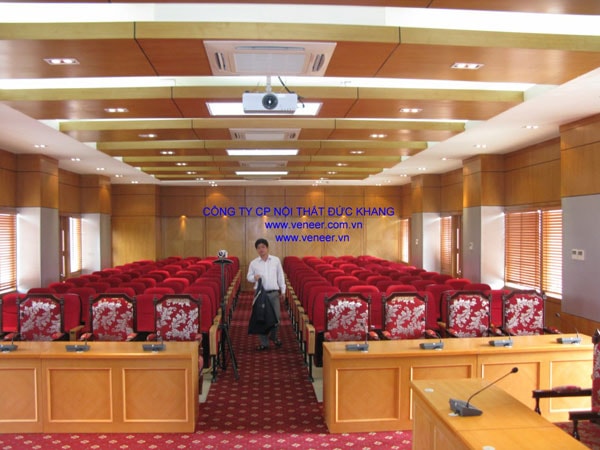 Bàn hội trường Veneer sồi có tốt?