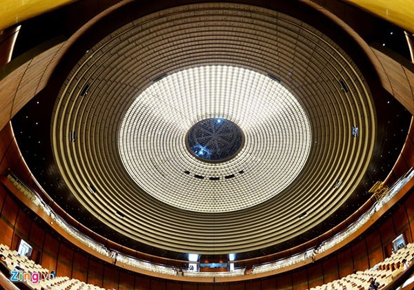 Đèn chùm pha lê trung tâm phòng họp Quốc hội Đèn chùm pha lê trung tâm phòng họp Quốc hội