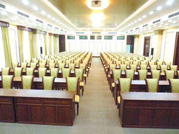 Ghế ngồi phải được gắn chặt vào mặt sàn, trừ các ghế ở lô có sàn phẳng