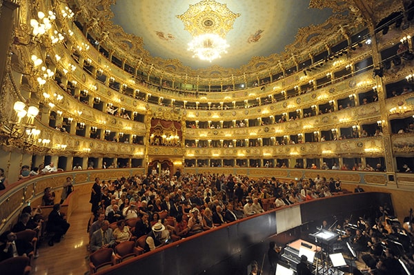 Hội trường nên được phân hàng lối rõ ràng