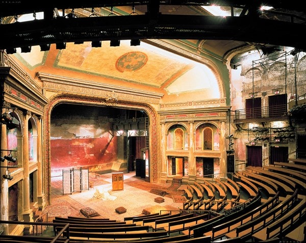 Nên dùng nội thất hội trường cao cấp