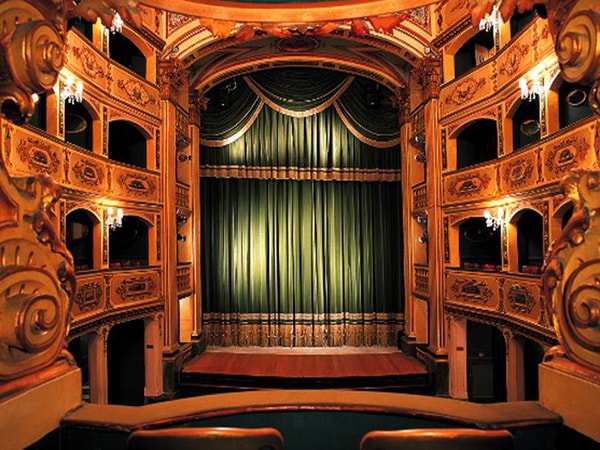 Hội trường sức chứa nhỏ thì ánh sáng phải tốt