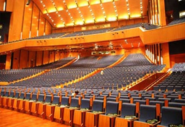 Sắp đặt ghế hợp lý cũng là cách để bạn sử dụng ghế hội trường bền lâu