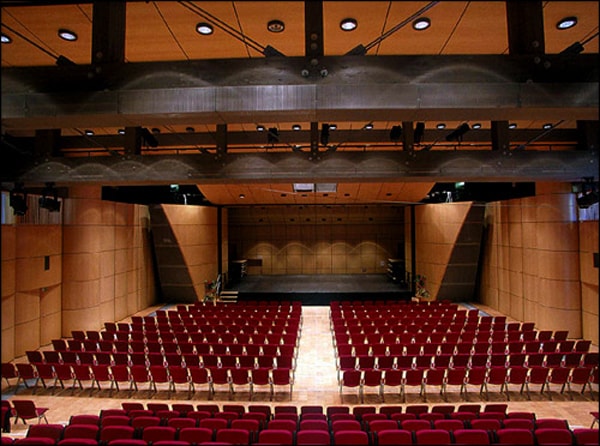 Tường hậu hội trường chất lượng cũng giúp cho việc tiêu âm hiệu quả