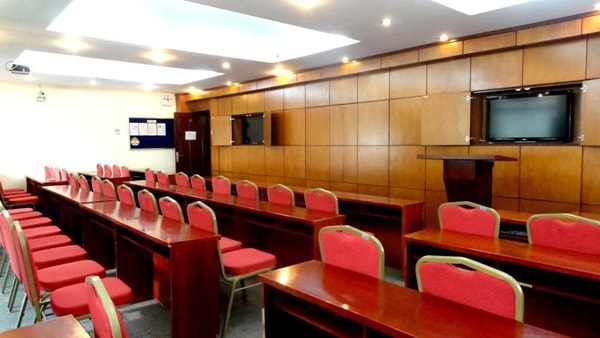 Lựa chọn chất liệu bàn hội trường cao cấp