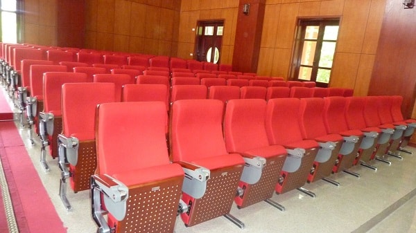 Chọn các sản phẩm có chất liệu gỗ, ốp gỗ để đem lại cảm giác ấm cúng và sang trọng