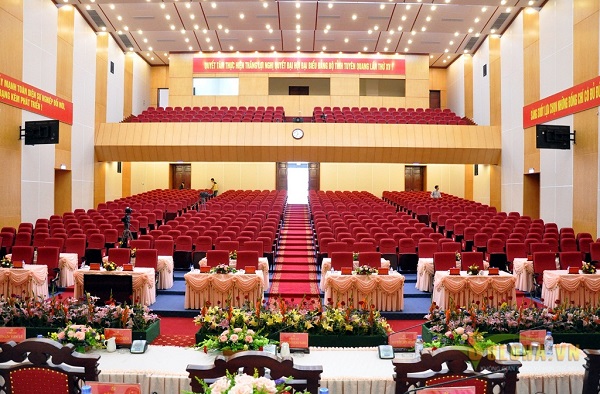 Thiết kế hội trường cần tránh để trần nhà thấp