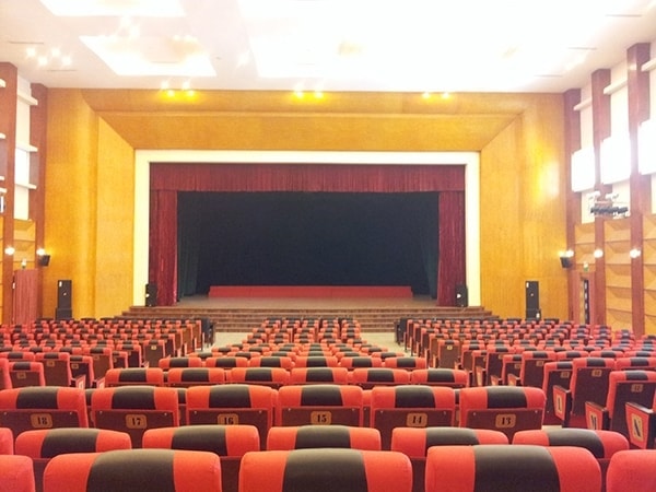 Hội trường nên được bố trí trong không gian rộng rãi thoáng đãng Hội trường nên được bố trí trong không gian rộng rãi thoáng đãng