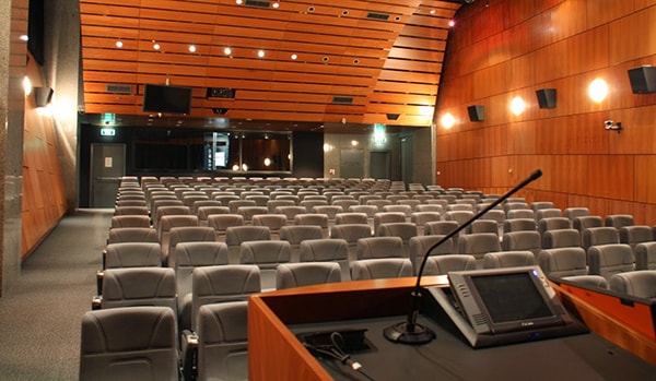 Những thiết bị trong hệ thống âm thanh hội trường tiêu chuẩn Những thiết bị trong hệ thống âm thanh hội trường tiêu chuẩn