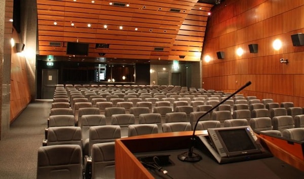 Ghế hội trường được bọc da sang trọng