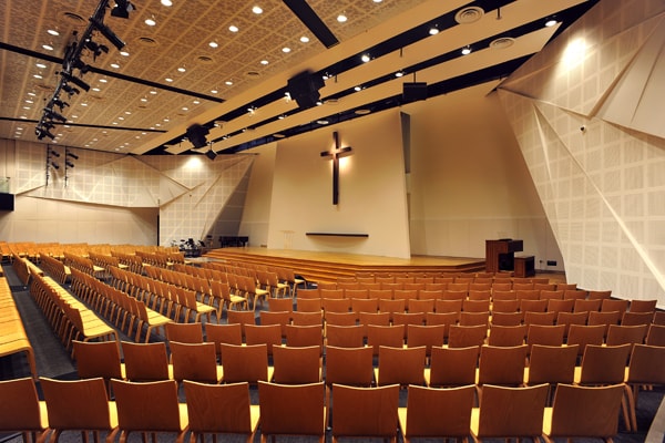 Việc bảo quản tốt sẽ giúp tăng tuổi thọ đáng kể cho ghế hội trường chân gỗ