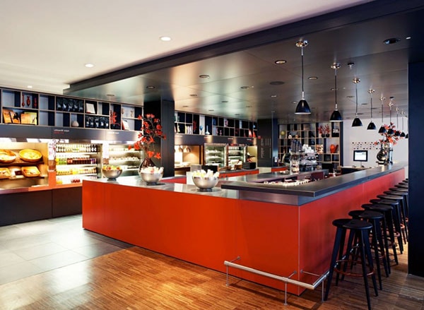 Quầy bar sử dụng nhiều kim loại mang đến sự sang trọng