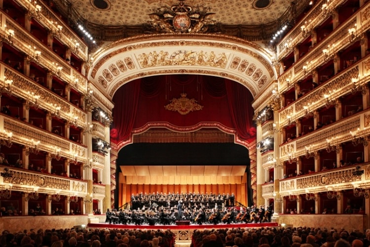 Nhà hát Teatro di San Carlo ở Naples nước Ý Nhà hát Teatro di San Carlo ở Naples nước Ý