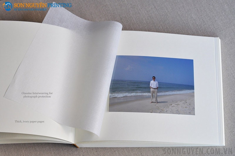 Giấy Glassine kẹp giữa những trang sách